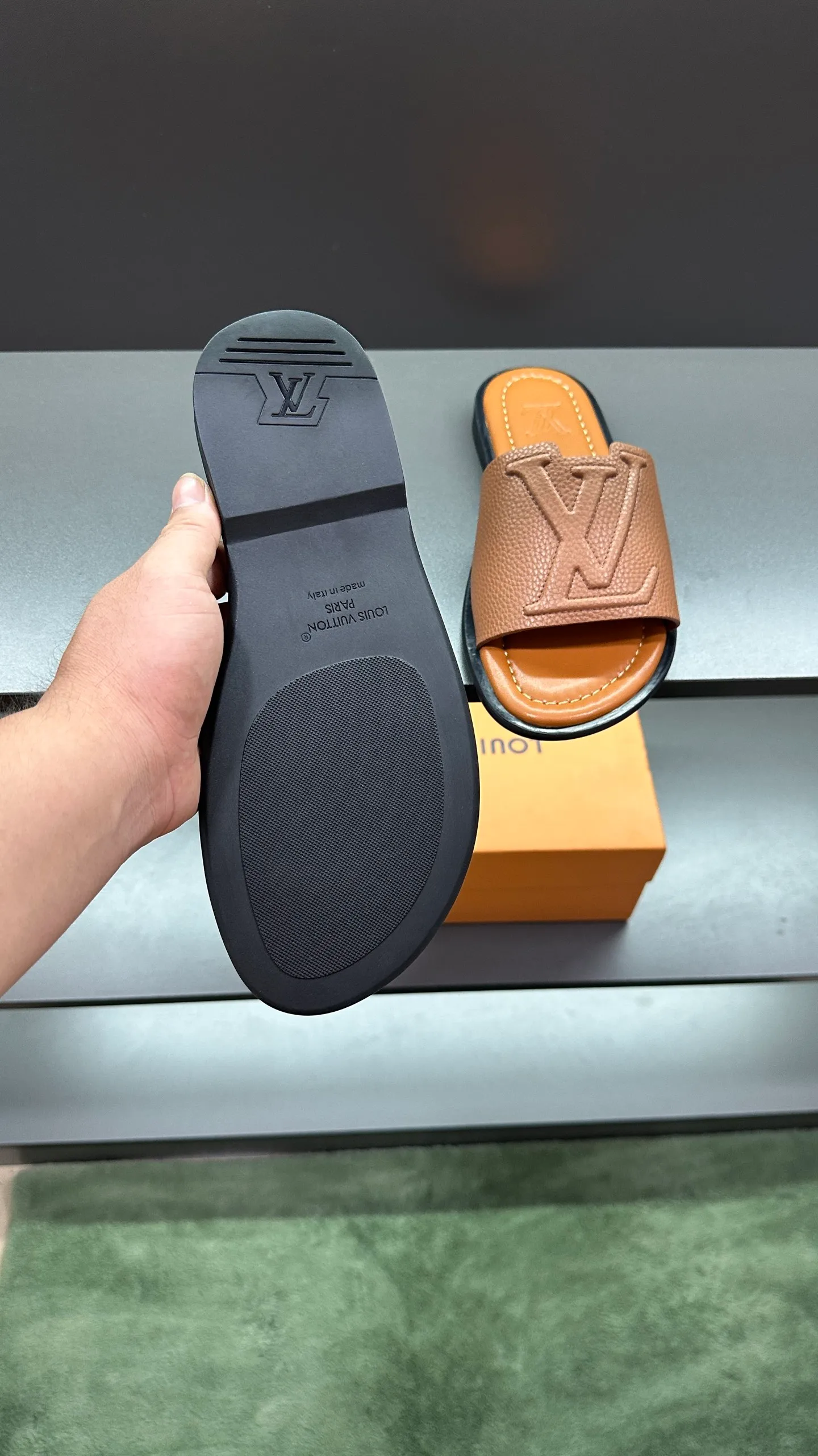 P300 🔍LV Men's Spring and Summer Slippers Counter Synchronization. The uppers are imported cowhide fabrics from Italy, with logo graphics and high-quality craftsmanship. Soles: original soles specially provided by the original factory. Exclusive movable molded soles are super comfortable. Original factory follow-up orders. 🔍🔍High quality. You can enter and leave the counter at will. Welcome to compare. Code number 38-45 No. 058